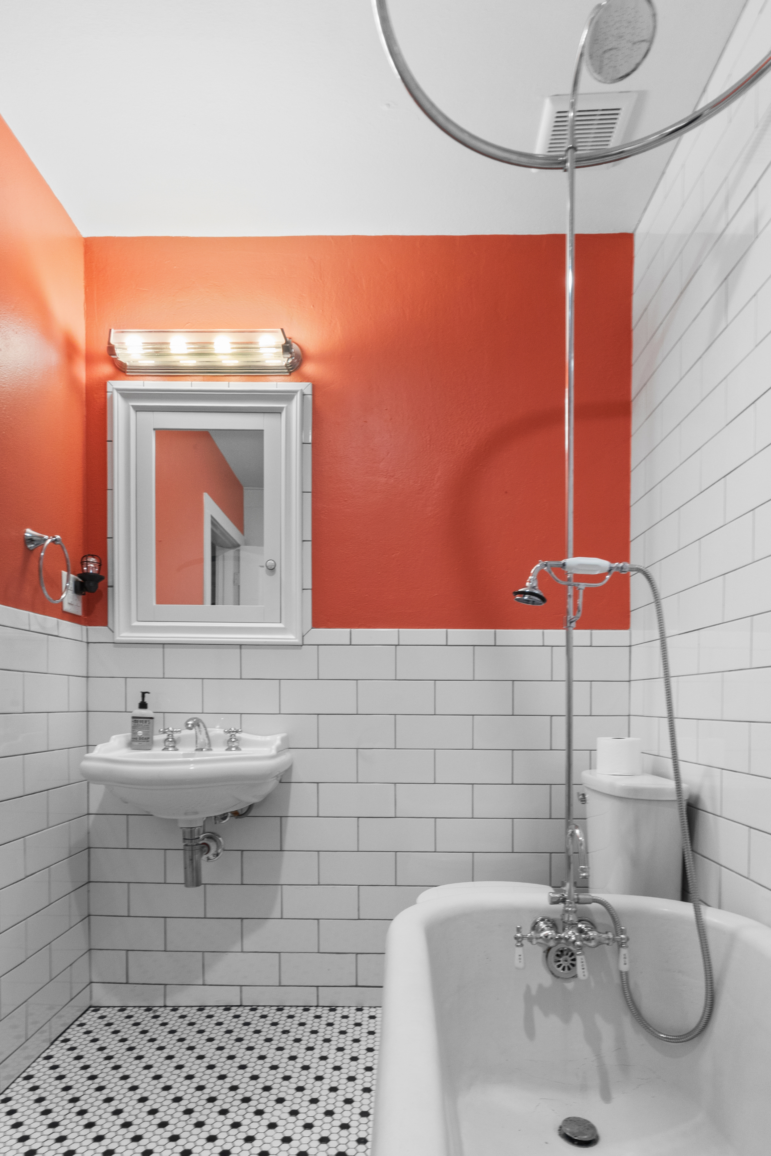 Traditional guest bathroom remodel in Dallas